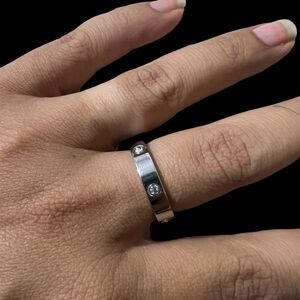 RING IN GRAY TONE WITH INCLAMED ZIRCONIA GLASS STONES